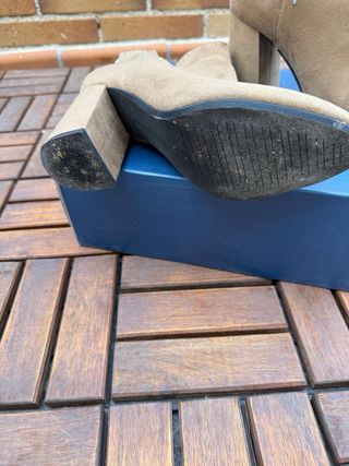 Botines camel con tachuelas