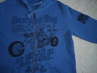 Felpa blu con stampa teschio e moto