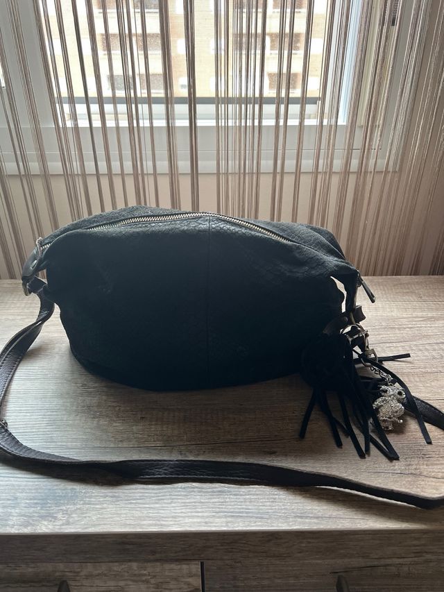 Borsa nera con frange e ciondolo