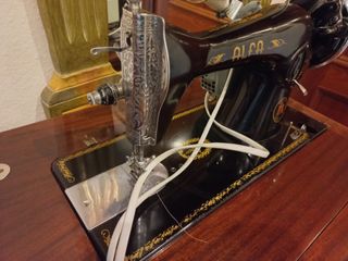 Máquina de coser Alfa antigua con mueble