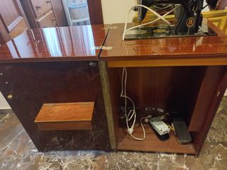 Máquina de coser Alfa antigua con mueble