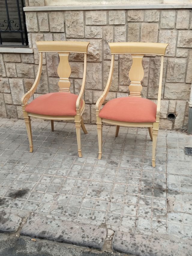 Due poltrone in stile provenzale  legno e tessuto