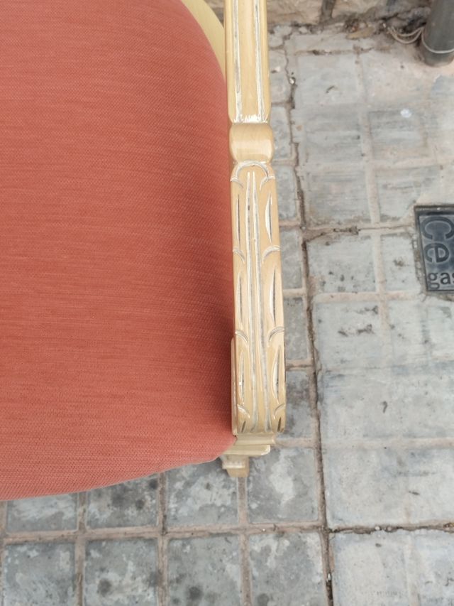 Due poltrone in stile provenzale  legno e tessuto