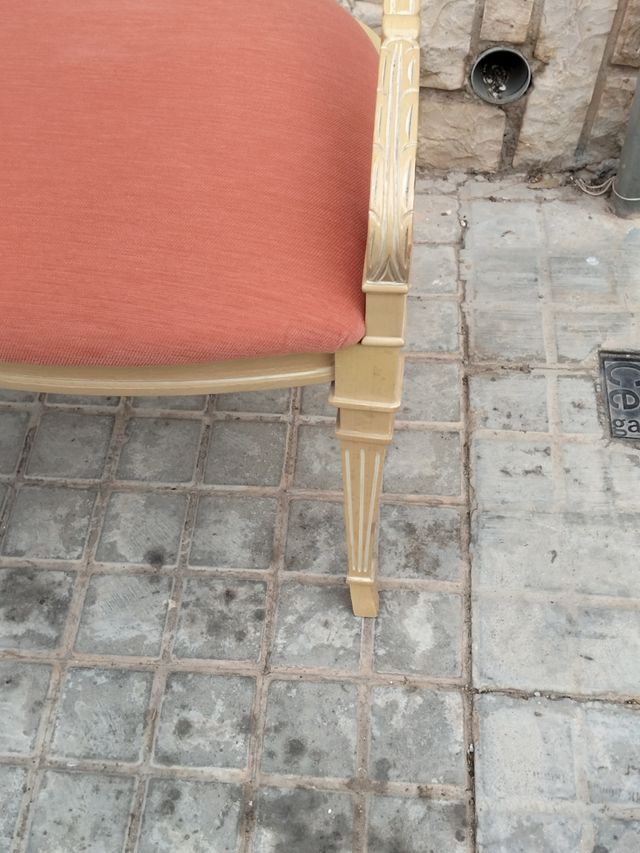 Due poltrone in stile provenzale  legno e tessuto