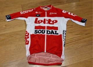 NUEVO. TALLA M. MAILLOT LOTTO SOUDAL