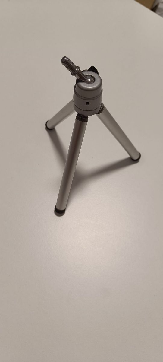 Mini trípode plateado marca Werlisa