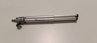 Mini trípode plateado marca Werlisa