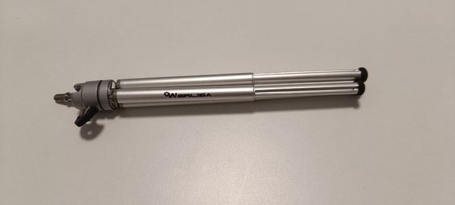 Mini trípode plateado marca Werlisa