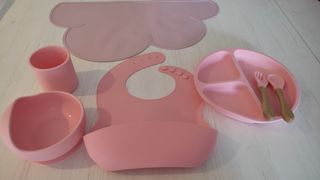 Vajilla infantil de silicona rosa