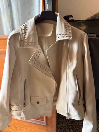 Chaqueta Biker Piel Sintética Beige Tachuelas