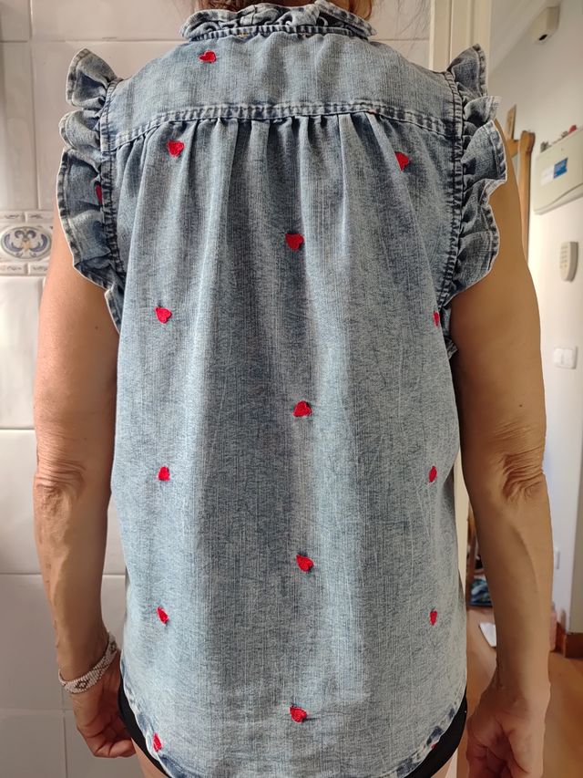 Camisa vaquera con corazones rojos
