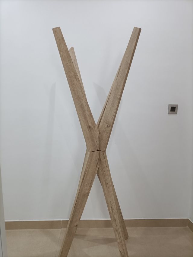 Perchero de madera estilo X