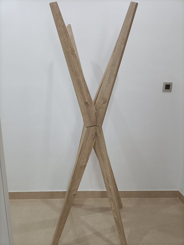 Perchero de madera estilo X
