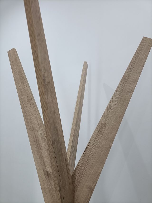 Perchero de madera estilo X