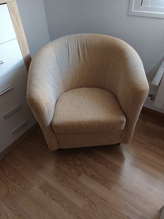Sillón cómodo beige, ideal espacios pequeños