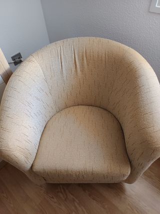 Sillón cómodo beige, ideal espacios pequeños