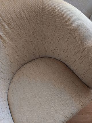 Sillón cómodo beige, ideal espacios pequeños