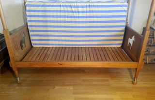 Cama con dosel de madera maciza y bronce