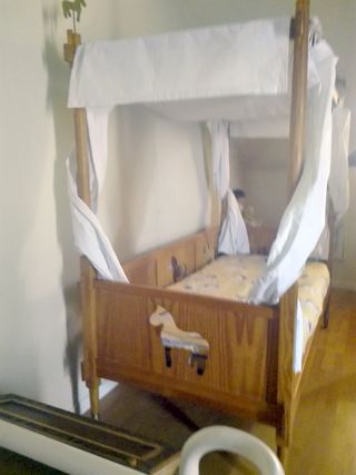 Cama con dosel de madera maciza y bronce