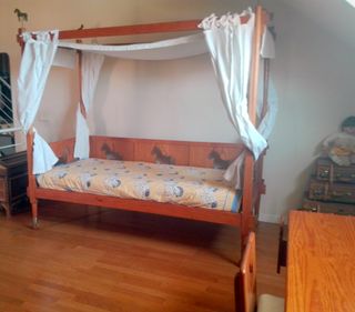 Cama con dosel de madera maciza y bronce