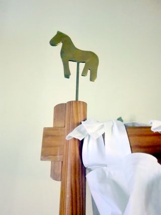 Cama con dosel de madera maciza y bronce