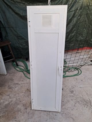 Puerta aluminio blanco con rejilla