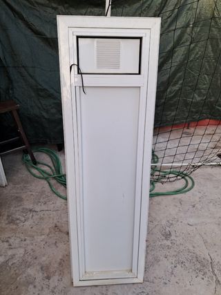 Puerta aluminio blanco con rejilla