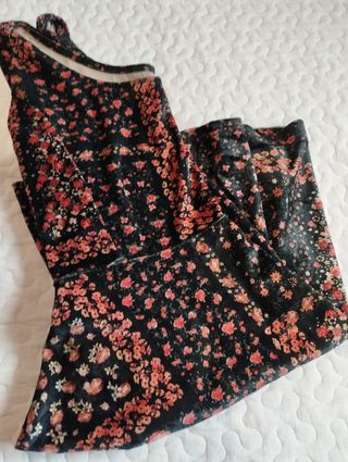 Vestido con estampado sobre fondo verde