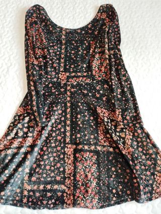 Vestido con estampado sobre fondo verde