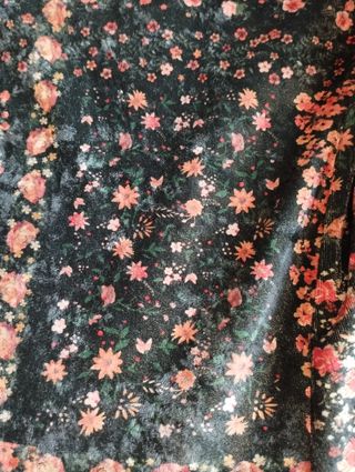 Vestido con estampado sobre fondo verde