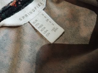 Vestido con estampado sobre fondo verde