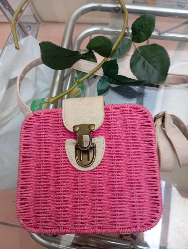Bolso de mimbre rosa y beige