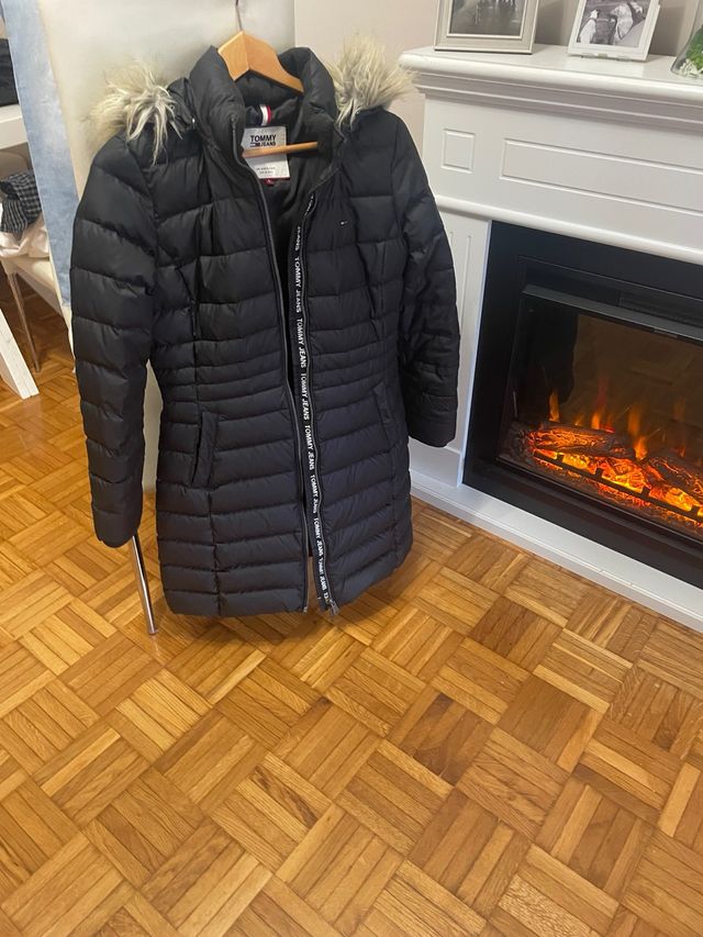 Plumífero Tommy Jeans Negro con Capucha