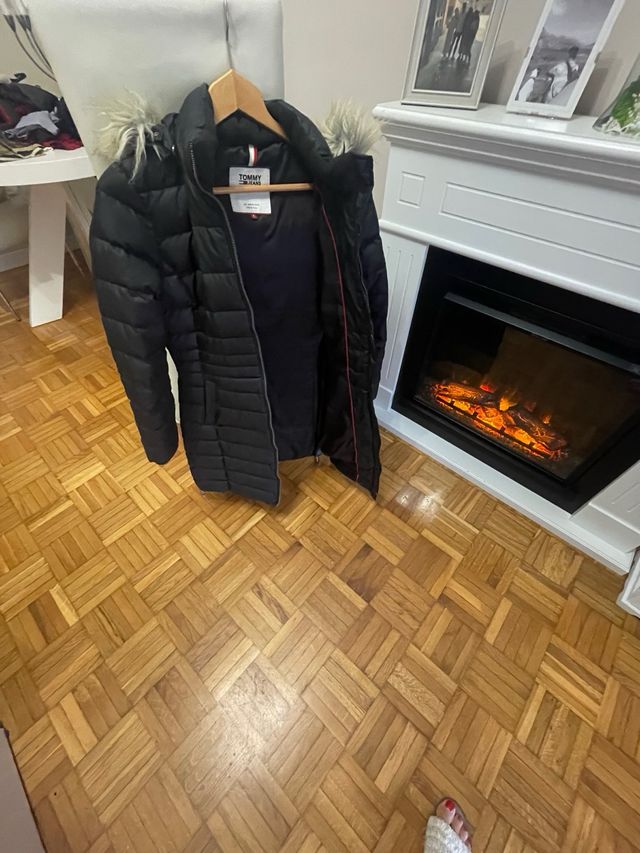 Plumífero Tommy Jeans Negro con Capucha