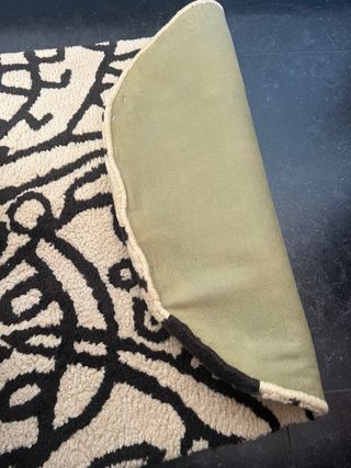 Alfombra de dormitorio beige y negra