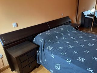 Dormitorio completo: cabecero, mesillas y somier