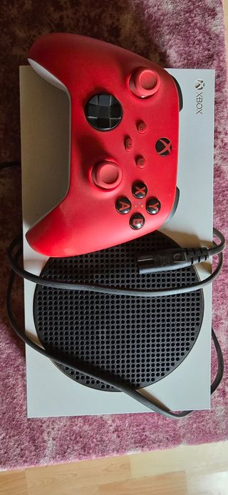 Xbox Series S + Mando Rojo