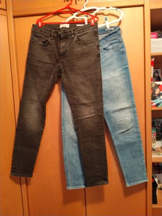 Dos pantalones vaqueros , mango y pull and bear