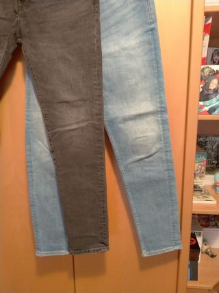 Dos pantalones vaqueros , mango y pull and bear