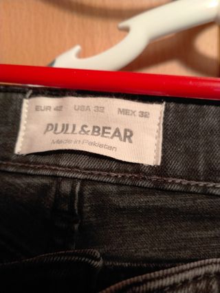 Dos pantalones vaqueros , mango y pull and bear
