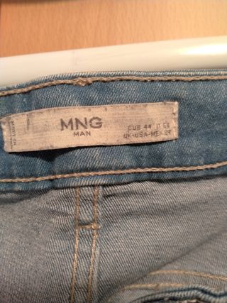 Dos pantalones vaqueros , mango y pull and bear