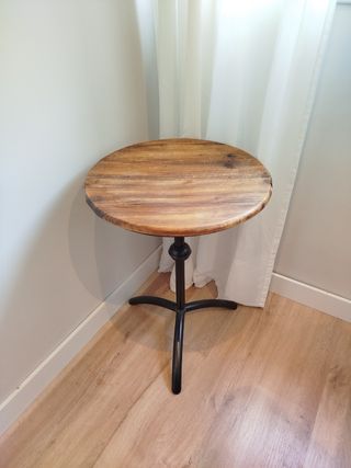 Mesita auxiliar rústica de madera.