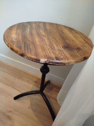 Mesita auxiliar rústica de madera.