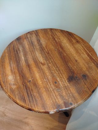 Mesita auxiliar rústica de madera.