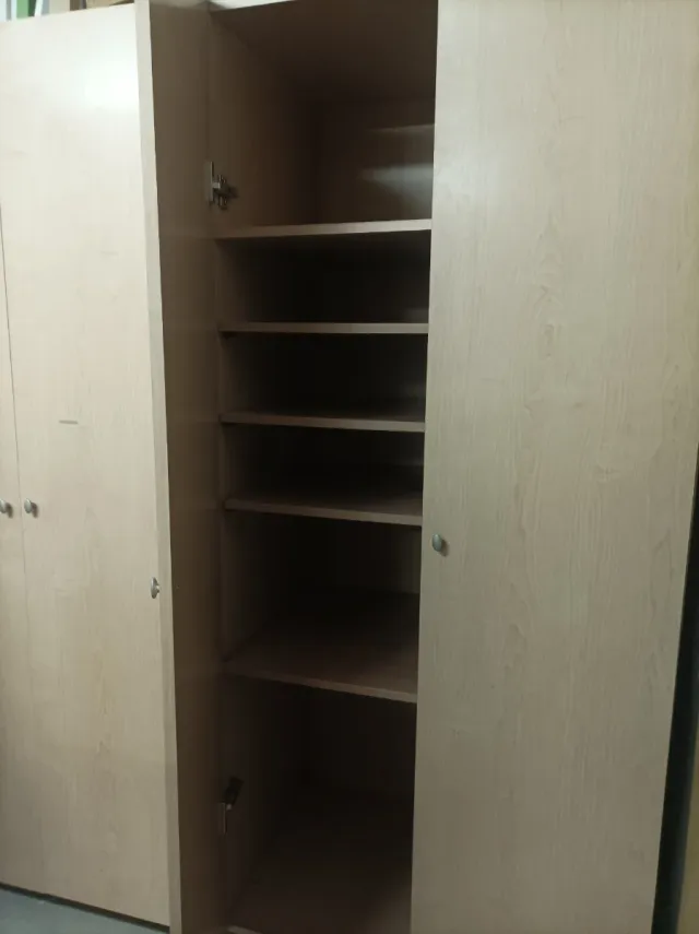 Armario de madera beige con 7 baldas