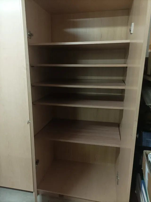 Armario de madera beige con 7 baldas