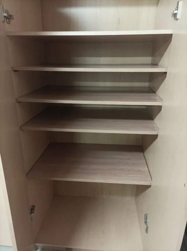 Armario de madera beige con 7 baldas