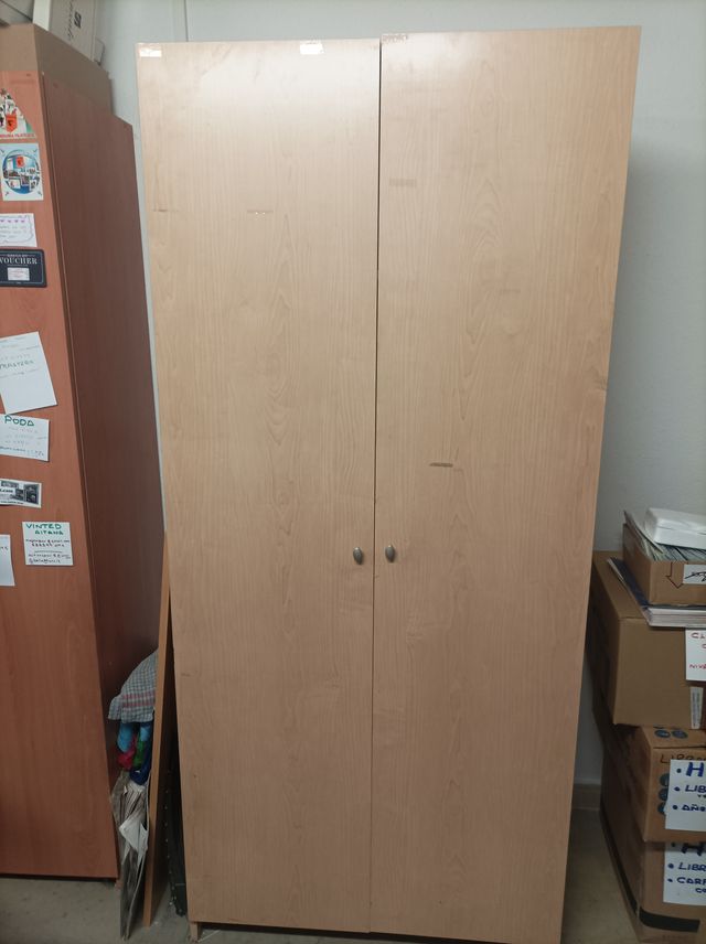 Armario de madera beige con 7 baldas