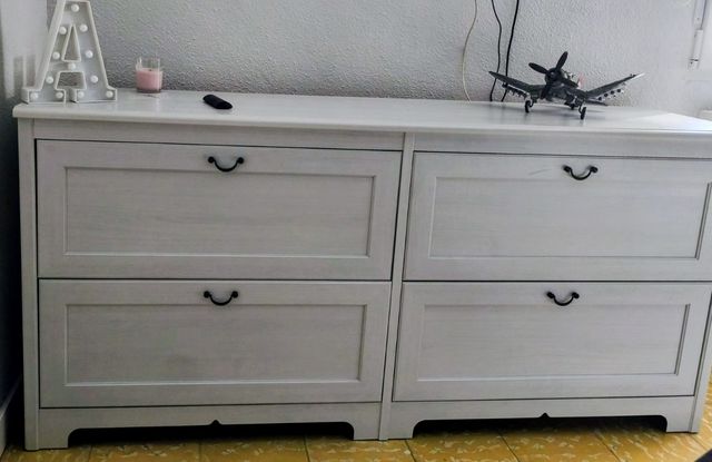 Cómoda blanca de madera. Recoger en Boquiñeni.