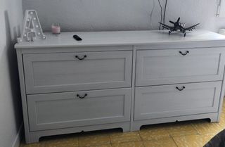 Cómoda blanca de madera. Recoger en Boquiñeni.